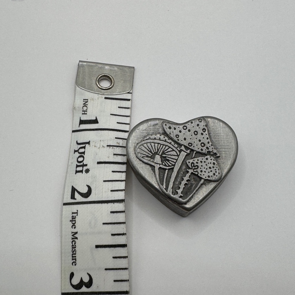 Sulitan 1979 Heart-Shaped Pewter Trinket Box with Mushroom Design - Picture 3 of 5